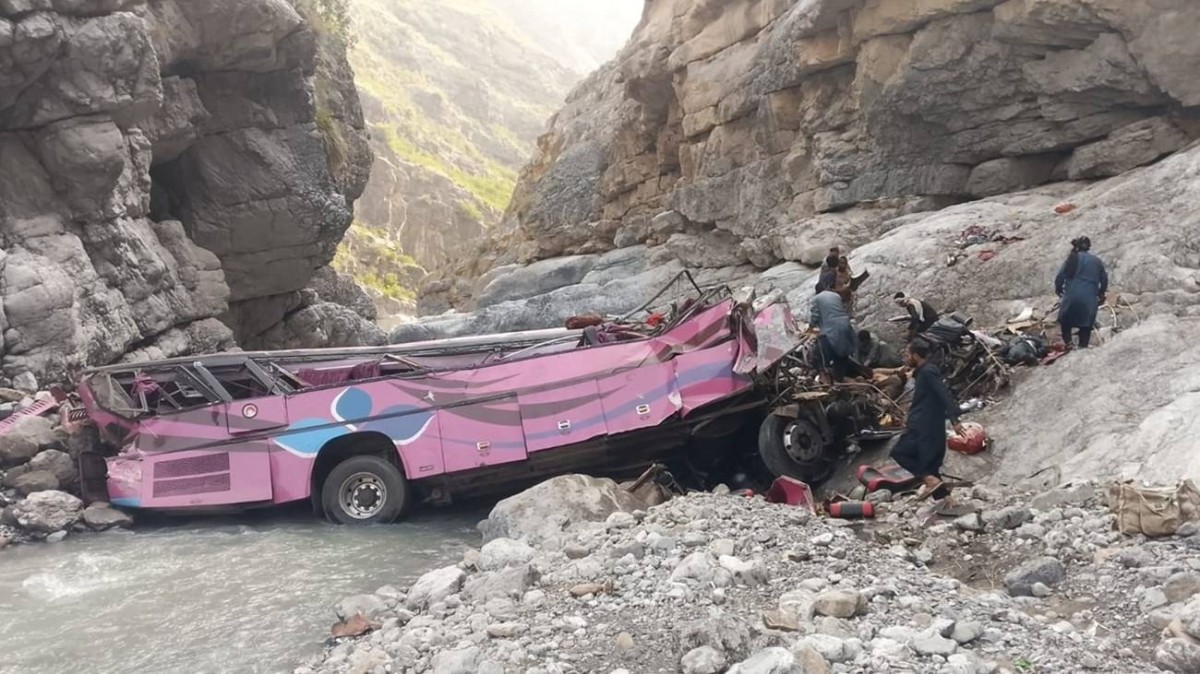 باكستان: وفاة 40 شخصاً إثر سقوط حافلة في واد ضيق