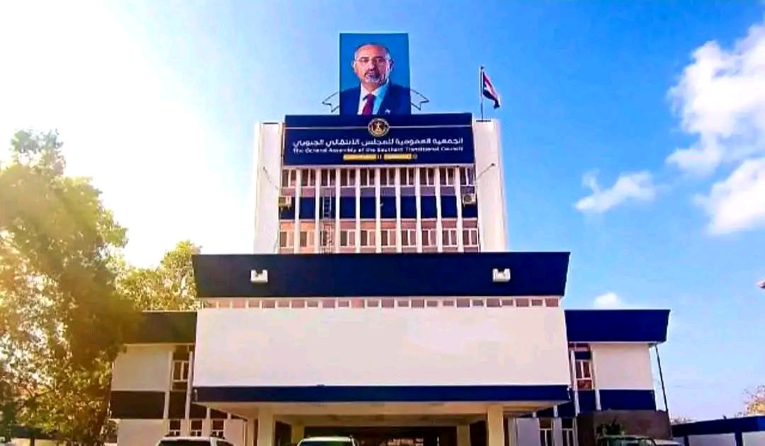 قوات أمنية تغلق مقار المجلس الانتقالي الجنوبي في التواهي بعدن