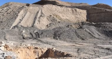 رحلة اكتشاف أكبر كنز تعدينى بالوادى الجديد.. قلوع الصبايا وجبل الزيات احتياطيات فوسفاتية تزيد عن 90 مليون طن خام.. طول القطاع 15 كيلومترا وبدء الإنتاج الفعلى.. والمحافظ: الوادى الجديد عاصمة التعدين ال