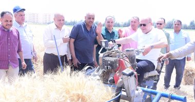 رئيس جامعة سوهاج يقود ماكينة حصاد القمح بمزارع الجامعة