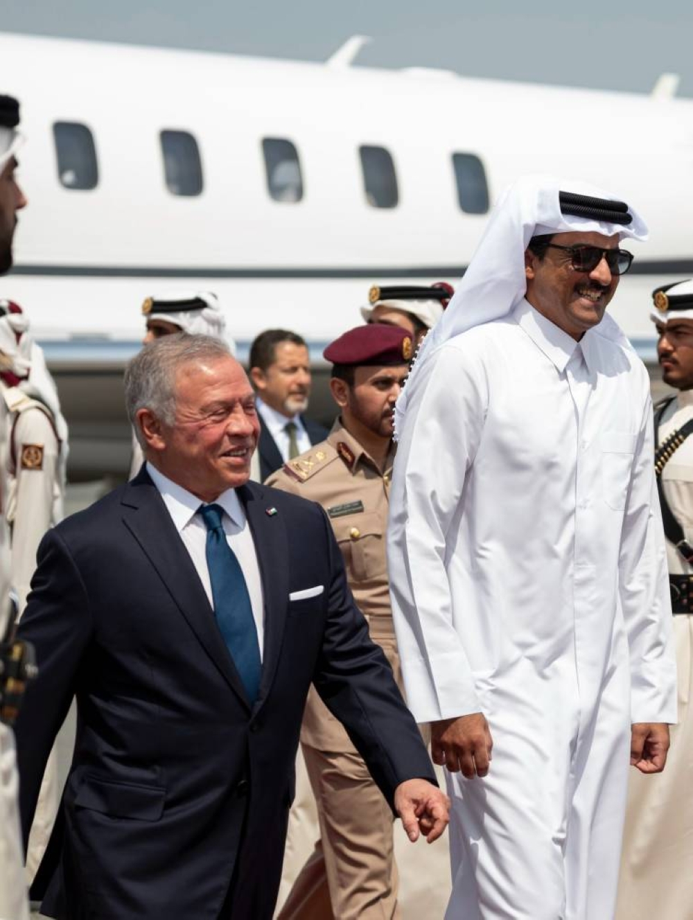 سمو الأمير يتقدم مستقبلي ملك الأردن