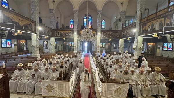 الأنبا أكسيوس يناقش ترتيبات الخدمة مع كهنة إيبارشية المنصورة