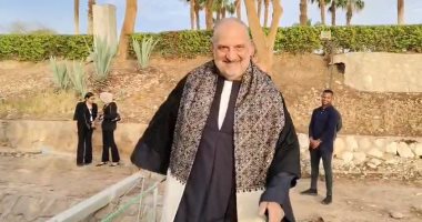 خالد الصاوى بالزى الصعيدى يغنى فى افتتاح مهرجان الأقصر للسينما الأفريقية