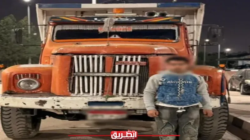 ضبط سائق لسيره برعونة وإلقاء مخلفات بالطريق في مدينة نصر