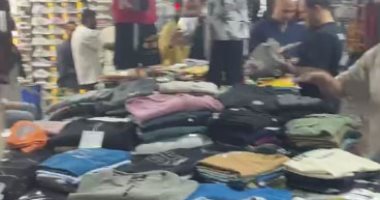 القطعة بـ100جنيه بس.. شوف أرخص ملابس صيف في سوق العتبة (فيديو)