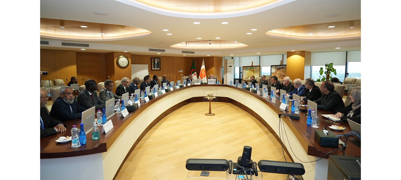 وزير الطاقة والنفط يجري مباحثات استراتيجية مع كبار مسؤولي شركات الطاقة الجزائرية