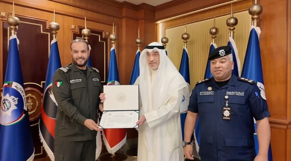 وزير الداخلية يكرّم موظفاً لتميّزه في كشف محاولة دخول غير قانونية عبر منفذ السالمي