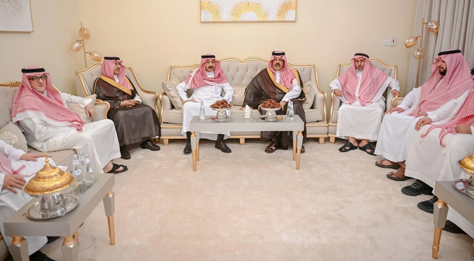 أمير حائل ونائبه يقدّمان واجب العزاء لأسرة السبهان