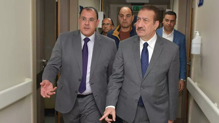 محافظ بورسعيد يزور بطل أفريقيا كريم الريس ويوجه بنقله إلى معهد الكبد ب