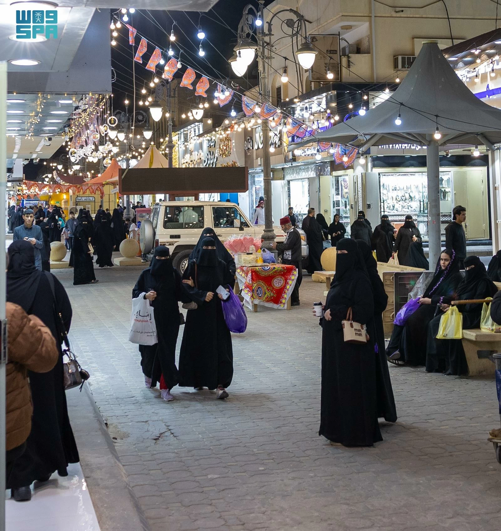 الأجواء الرمضانية تعيد وهج التراث للأسواق الشعبية