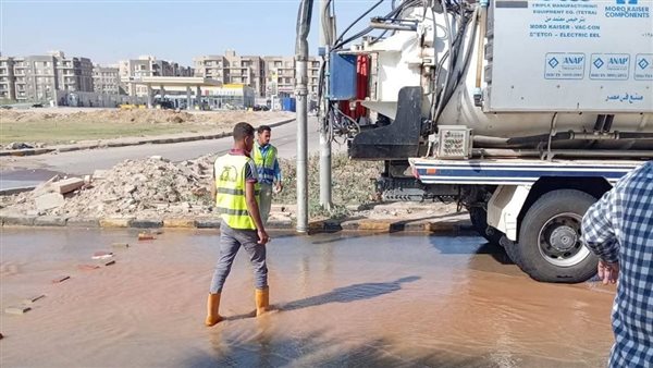 كسر مفاجئ بخط مياه رئيسي في حدائق أكتوبر