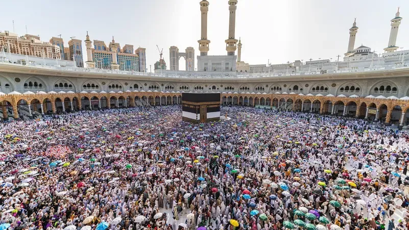 الحجاج المتعجلون يبدأون طواف الوداع في المسجد الحرام