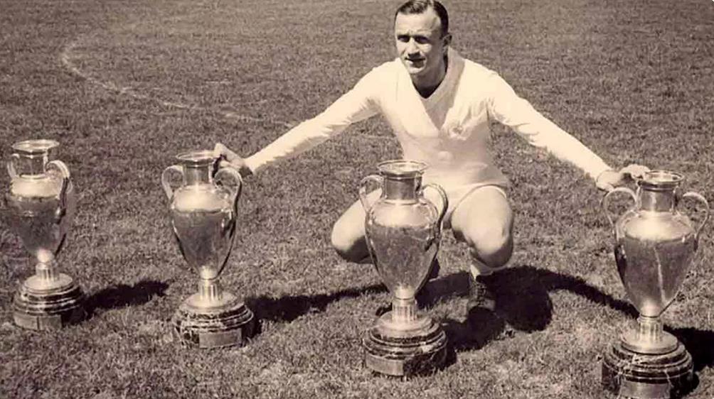 وفاة أسطورة ريال مدريد سانتاماريا عن 96 عاما