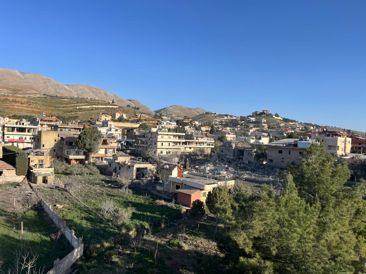 مراسل المنار يوثق الغارة الاسرائيلية في بلدة بدنايل البقاعية