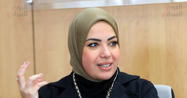 جولة الإعلامية آية عبد الرحمن فى اليوم السابع.. ورئيس التحرير يكرمها