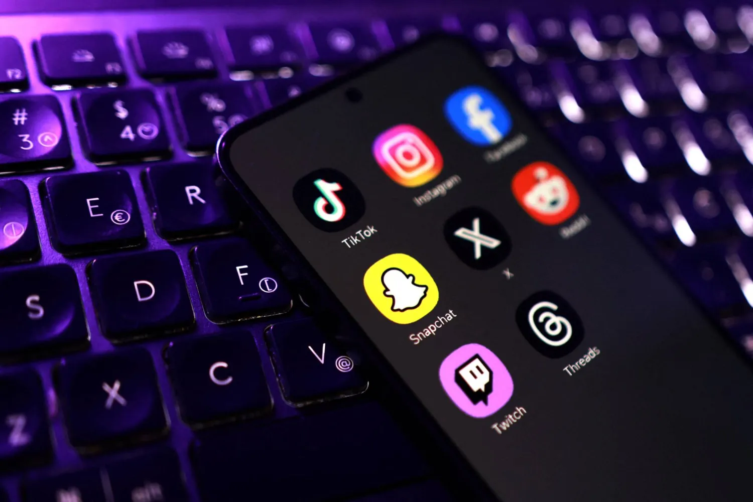 الإمارات تحظر منصات التواصل الاجتماعي للأطفال تحت سن 15 عاماً