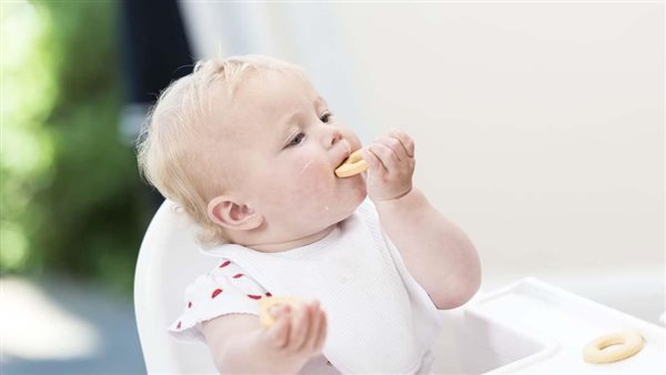 احذرى من تقديم البسكويت لطفلك قبل إتمام عامه الأول