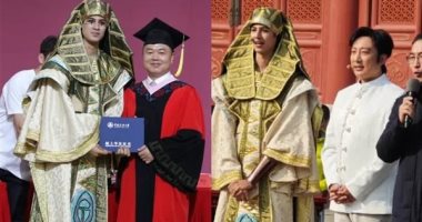 الزى الفرعونى يتوج باحثا مصريا معتزا بهويته أثناء حصوله على الماجستير فى الصين