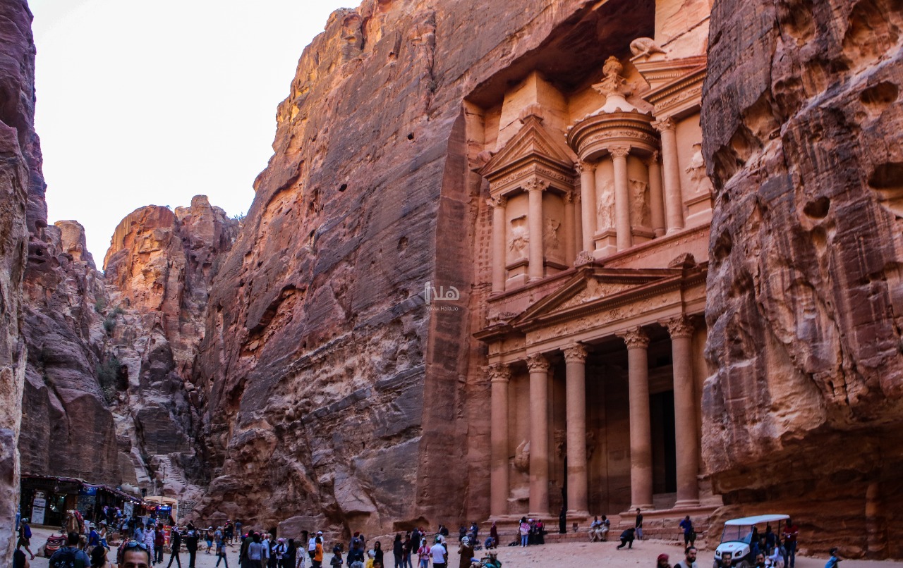 عاملون: أزمة الأدلاء السياحيين مستمرة