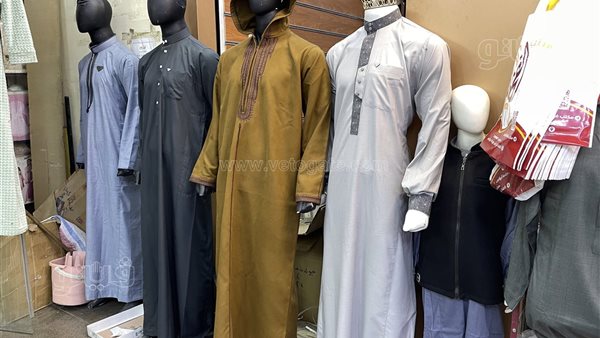 من باب الشعرية.. دليلك الكامل لأسعار ملابس الإحرام والجلابيب قبل موسم الحج (فيديو وصور)