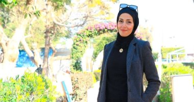 تمسك الريشة بيد وتحتضن الخوف بالأخرى.. الفنانة الفلسطينية عبير جبريل من عجز الإمساك بالقلم إلى الرقص على الركام.. وتؤكد لـ"اليوم السابع": أردت تفريغ كل آلامي في لوحاتي وجميع مشاريعي تدور حول شخصية راق