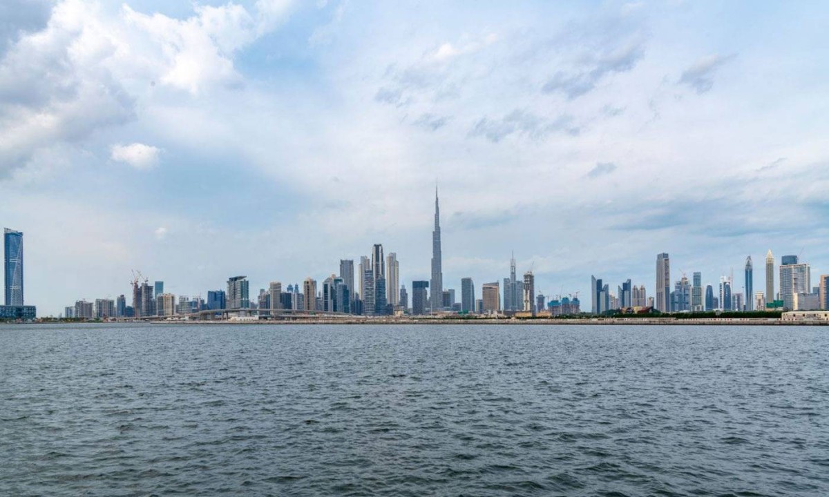 الإمارات.. طقس الغد غائم جزئياً بوجه عام ورطب ليلاً