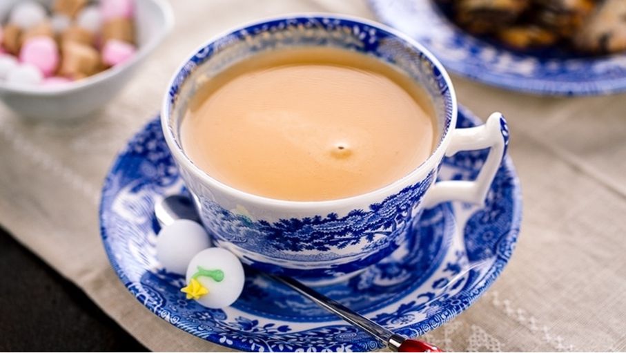 هل يعيق الشاي بالحليب امتصاص الكالسيوم والحديد؟