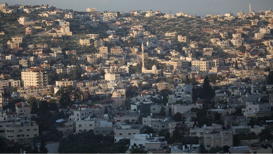 مستوطنون متطرفون يحرقون مسجدا في قرية جيبيا
