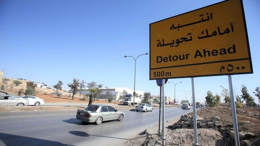 تحويلات مرورية لتركيب جسر مشاة في شارع الملك عبدالله الثاني