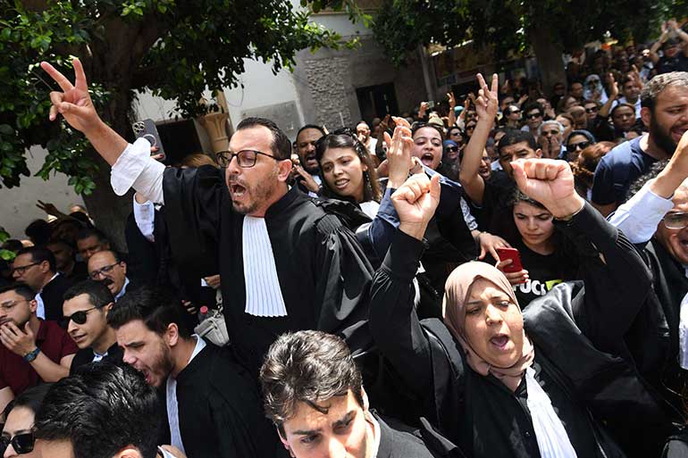 تونس: جمعية القضاة تستنكر «استعمال» القضاء للتنكيل برئيسها… وحقوقيون يتضامنون معه