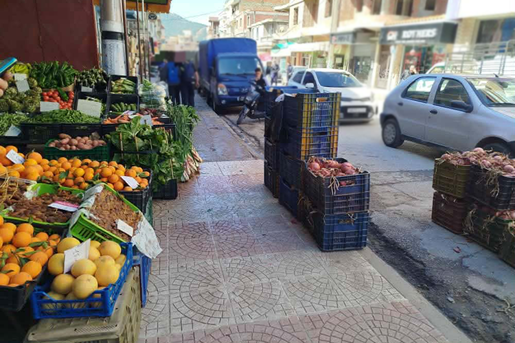 أرصفة في قبضة التجار وطرقات تتحول إلى أسواق فوضوية