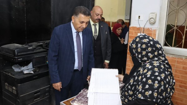 محافظ القليوبية يُجري جولة مفاجئة صباحية بحي شرق شبرا الخيمة لمتابعة أعمال النظافة والانضباط الإداري