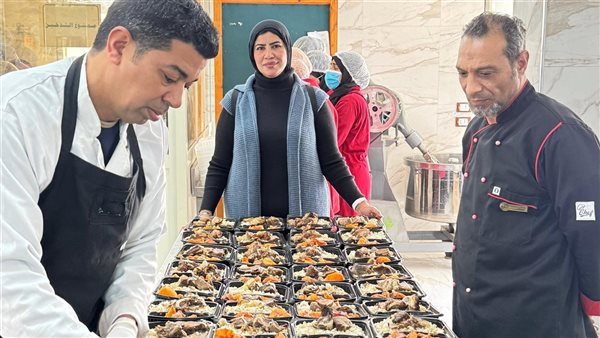 القومي للمرأة بالإسماعيلية يقدم 350 وجبة يوميا من خلال مطبخ المصرية (صور)