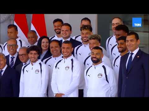 المنتخب كله شباب صغيرين.. الرئيس السيسي يمازح حسام وإبراهيم حسن