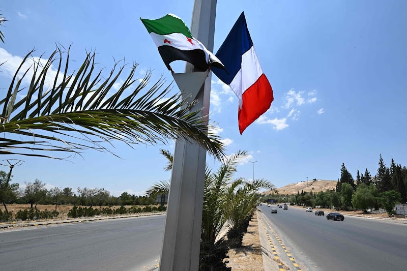 انفجار يهز دمشق تزامنًا مع زيارة ماكرون