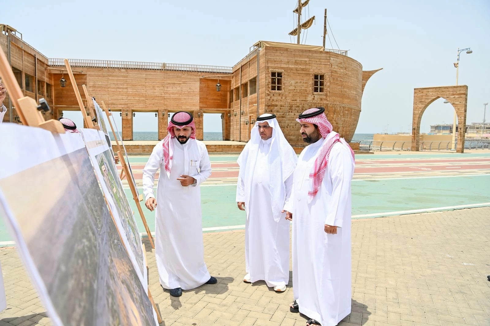 أمير جازان يتفقد الواجهة البحرية