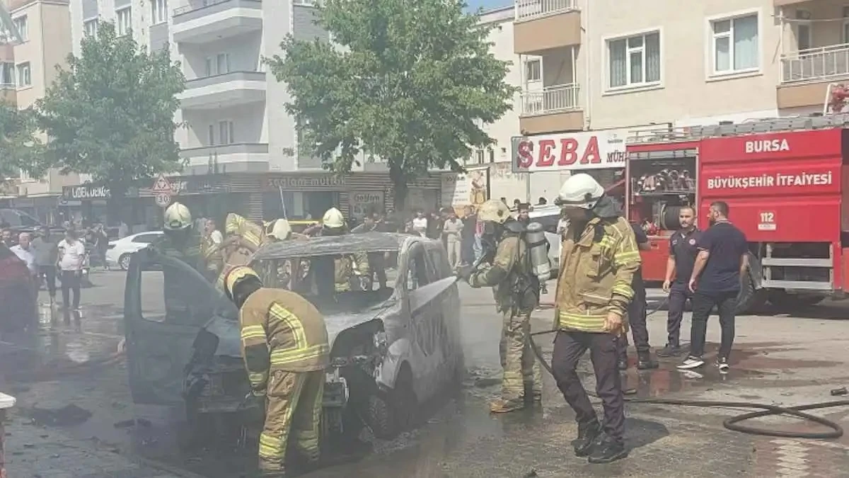 بسبب آلاف الولاعات.. سيارة تتحول لقنبلة مرعبة وسط حي سكني!