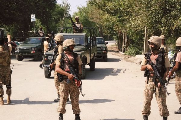 الأمن الباكستاني يقضي على 13 مسلحًا من العناصر الإرهابية
