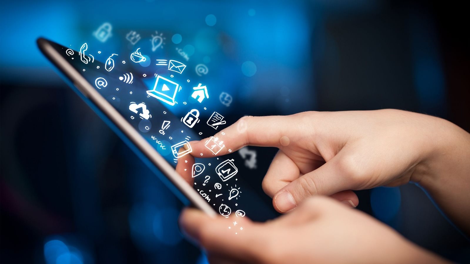 محامي: السوشيال ميديا تُسهل الخيانة العاطفية.. والخبرة تحذر من التسامح