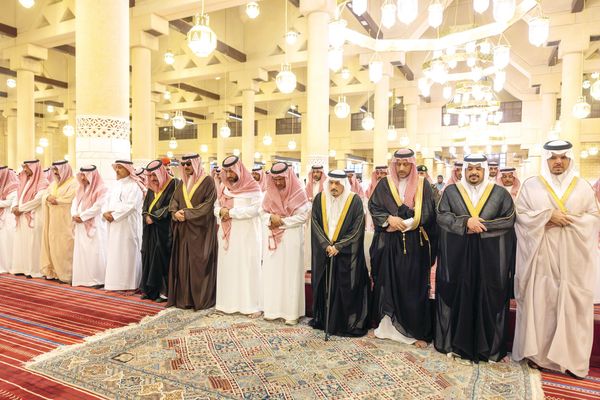 أمير الرياض يؤدي صلاة الميت على محمد بن فيصل