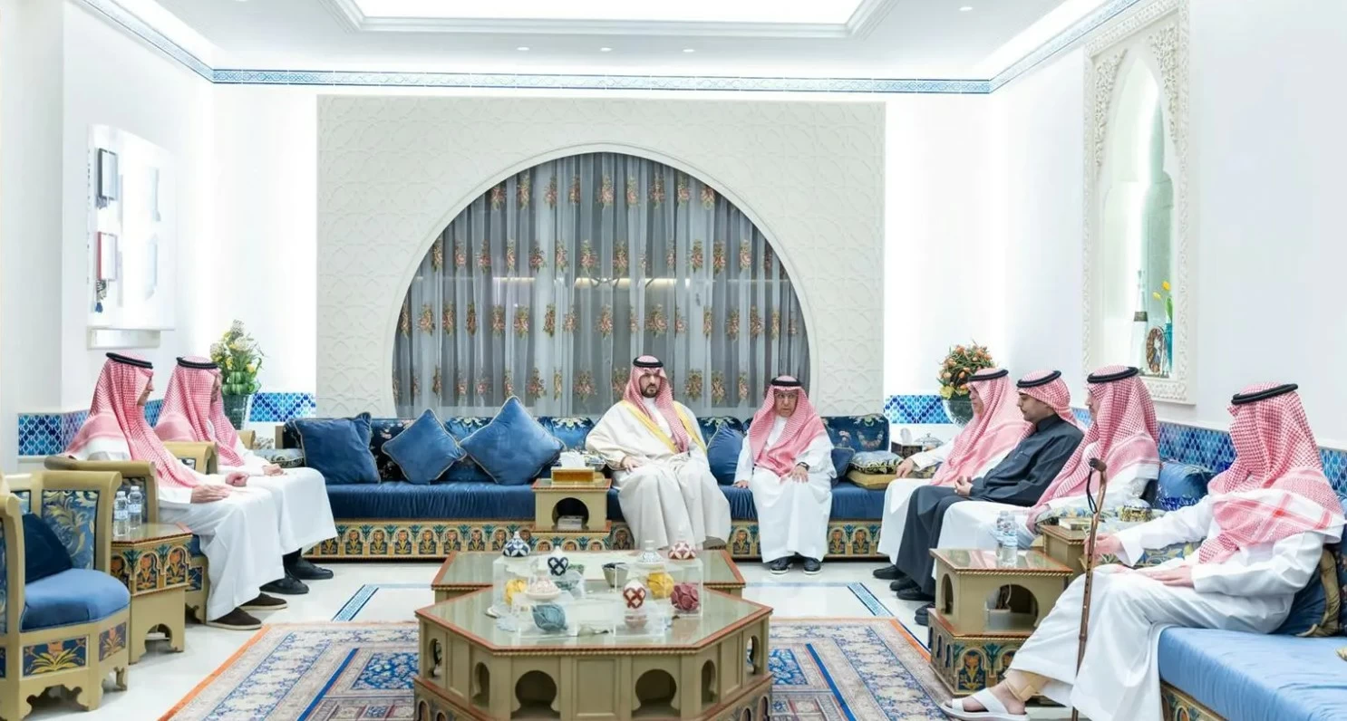 أمير المنطقة الشرقية ونائبه يقدّمان التعازي لأسرة الجميح