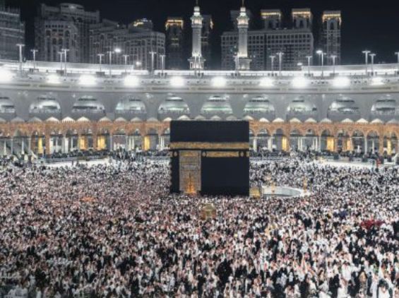 وزارة الحج والعمرة تصدر دليل العمرة والزيارة بـ 16 لغة