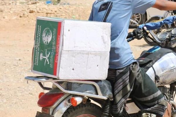 توزيع آلاف السلال الغذائية في شبوة