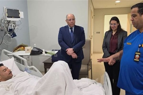 سفير مصر بالكويت يطمئن على الحالة الصحية لمواطن أصيب في الهجوم الإيراني