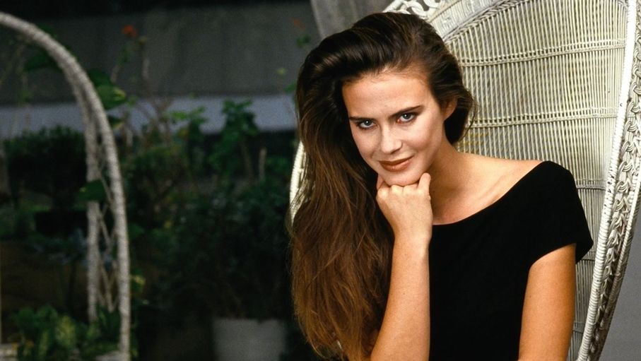 رحيل عارضة الأزياء والممثلة أنابيل سكوفيلد عن 62 عاماً