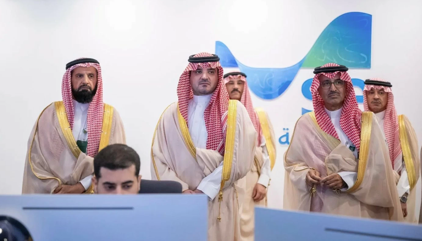 وزير الداخلية يزور مركز عمليات الحج للشركة السعودية للطاقة بمنى