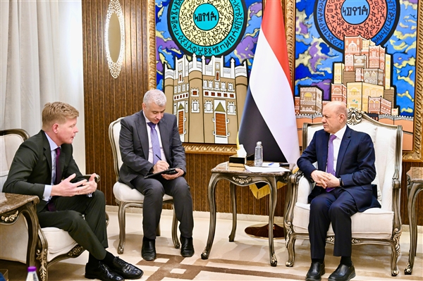 رئيس المجلس الرئاسي: انخراط الحوثيين في الدفاع عن طهران يكشف تبعيتهم الكاملة