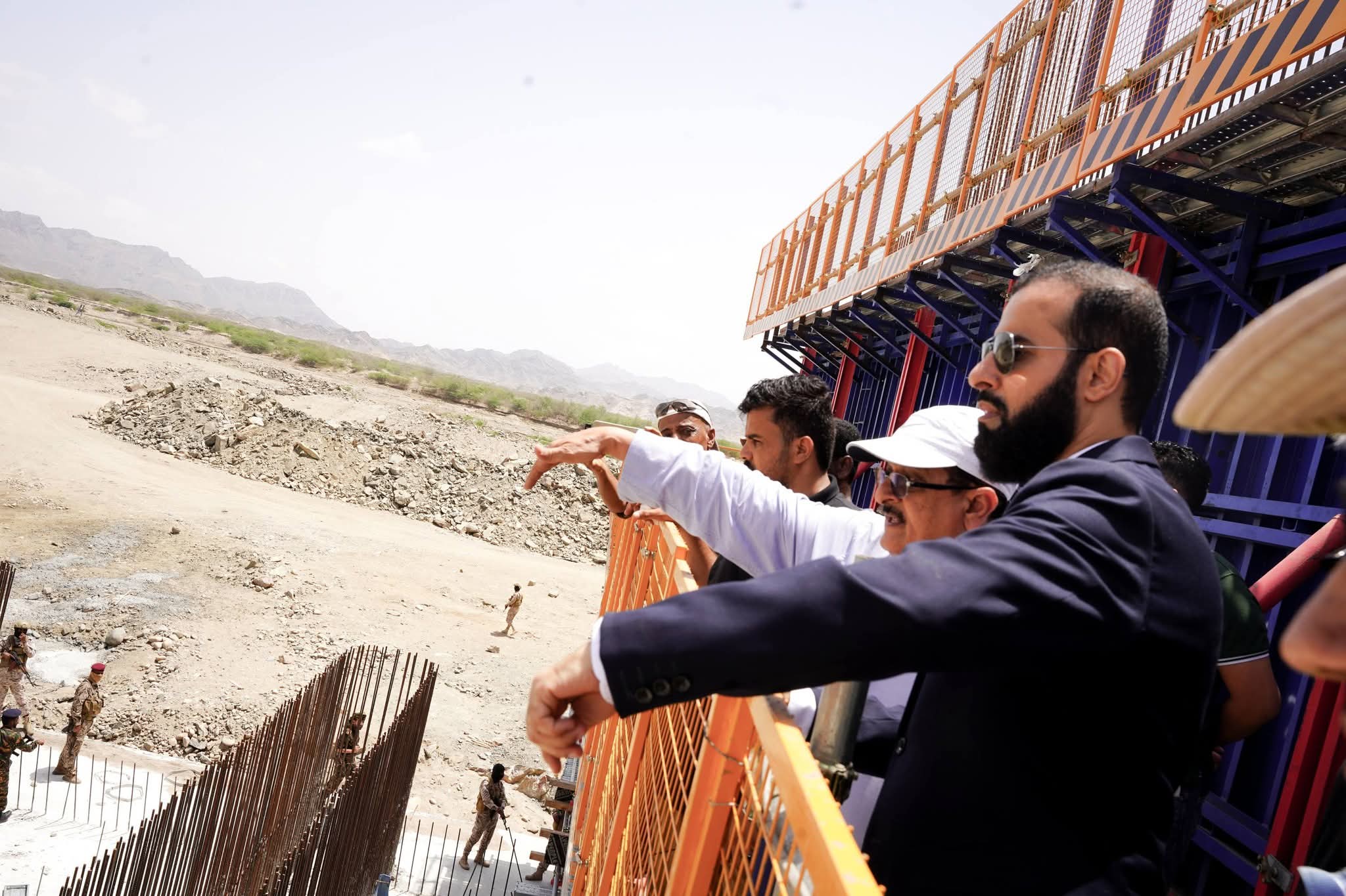 محافظ أبين يزور مشروع سد حسان الاستراتيجي الممول من دولة الإمارات ويشيد بمستوى الإنجاز
