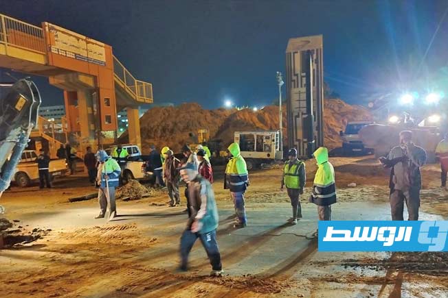 صيانة هبوط خط صرف صحي بطريق الجامعة شرق طرابلس (فيديو وصور)