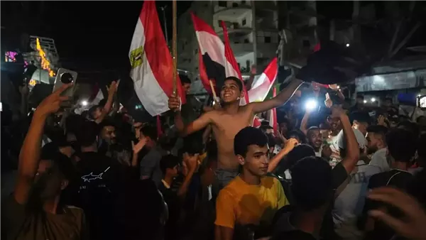 شمال يمين بنحب المصريين، آلاف الغزيين يحتفلون بتأهل مصر لدور الـ 16 بكأس العالم (فيديو)